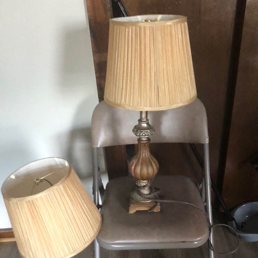 Set of 2 lamps. vintage brass color